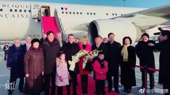 △陈竺(右五)到机场迎接马克龙