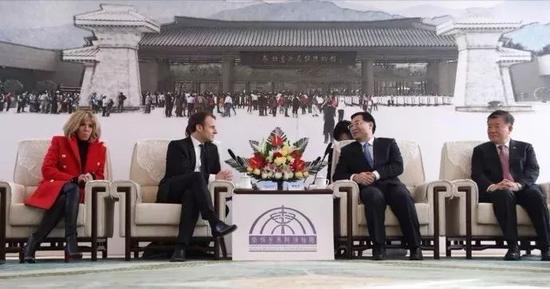 △陕西省委书记胡和平会见马克龙(右一为陈竺)