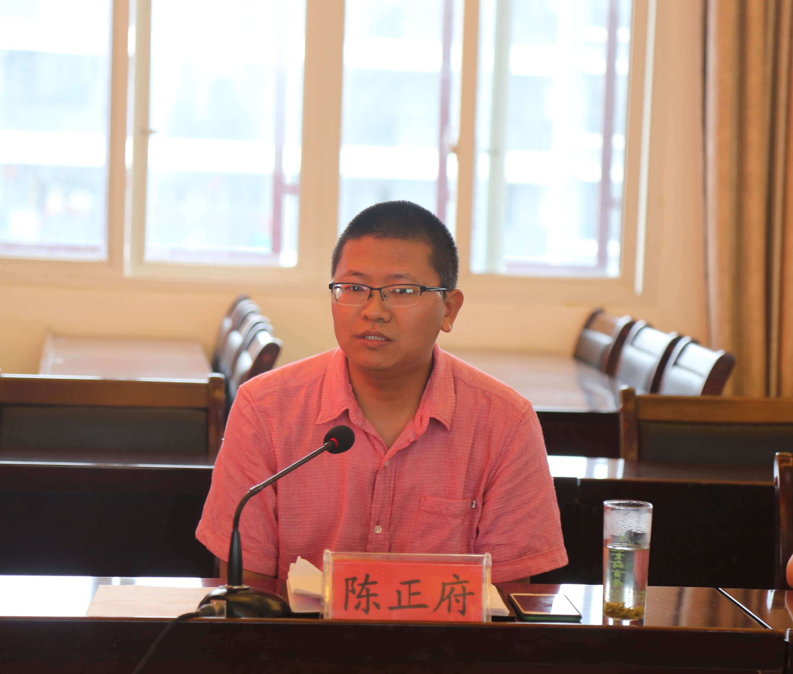 黔南州副州长,州留联会会长杨从明,省留学人员联谊会秘书长成德义,州