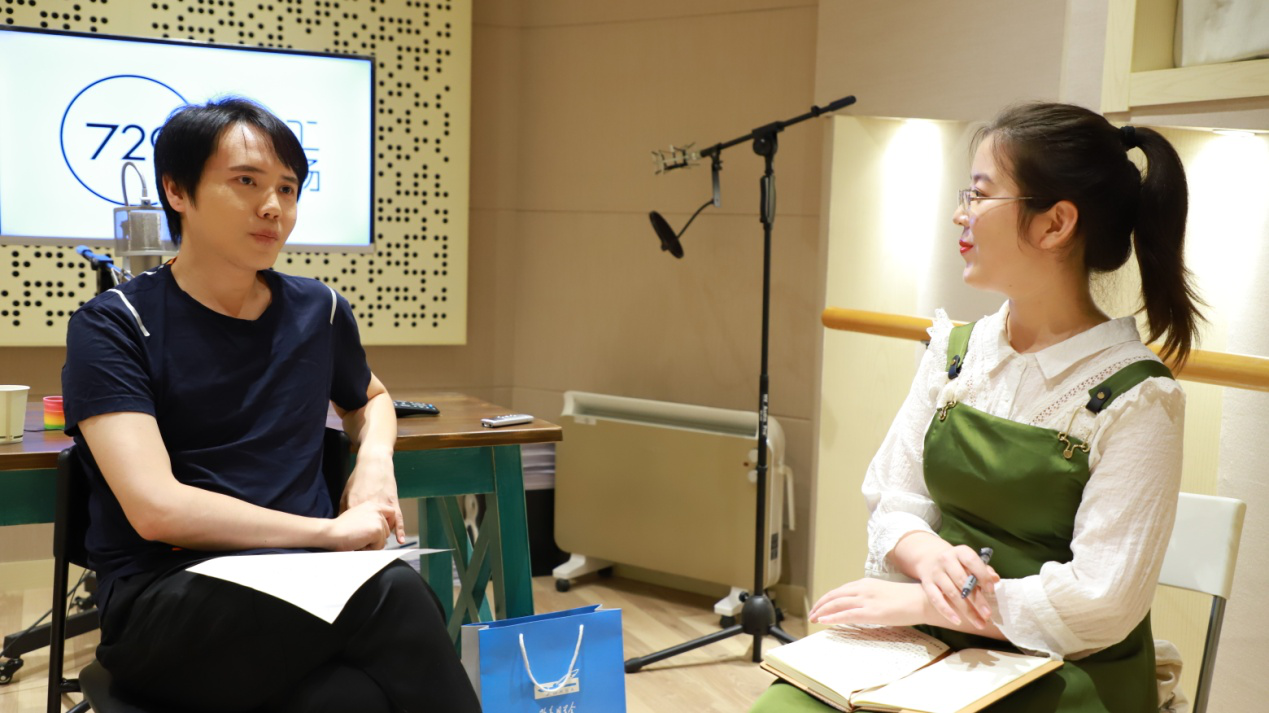 笔者有幸邀请到从加拿大多伦多大学留学归来的配音演员金弦,带大家