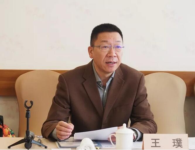 市欧美同学会秘书长王璞主持会议