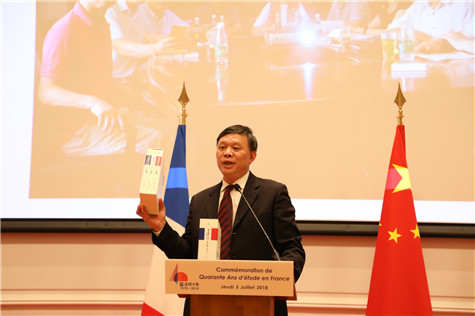 中国科学院上海高等研究院前院长封松林展示即将出版的"留法四十年"