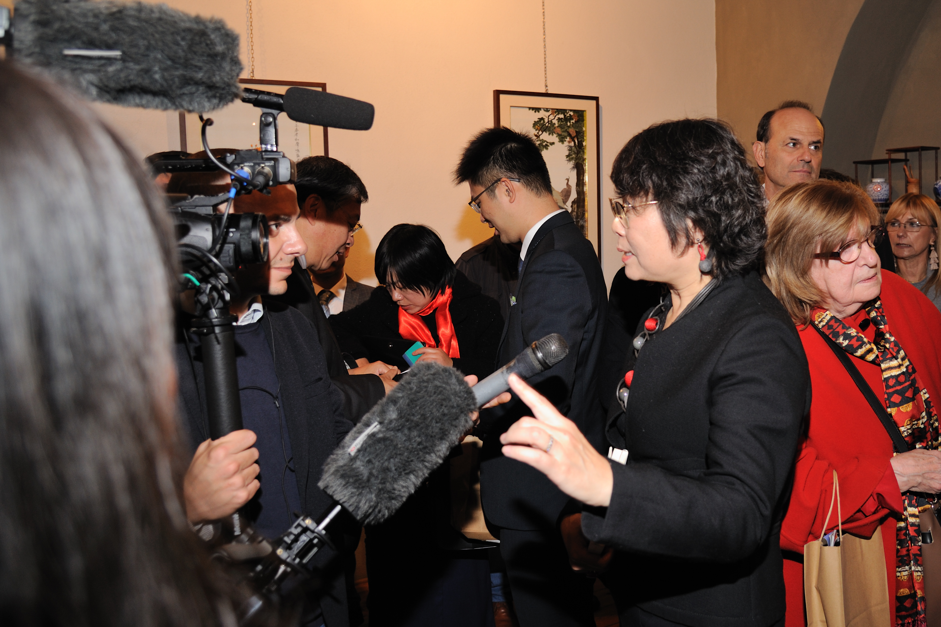 2018年胡兰波(右)在罗马9号接受采访从三封"公开信